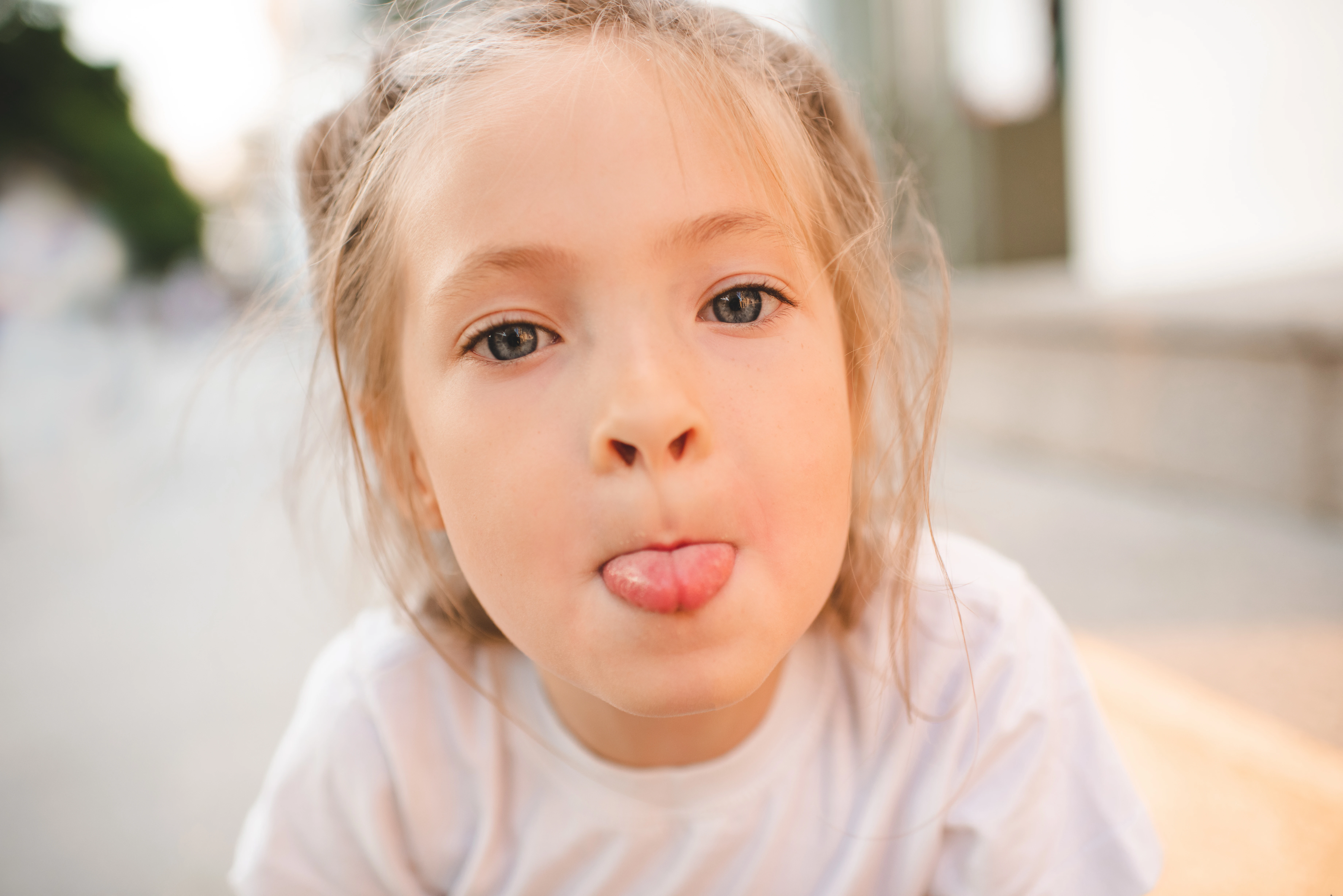 Mädchen mit offener Zunge
